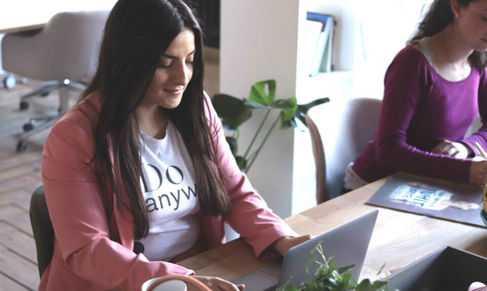 woman casually dressed working on laptop